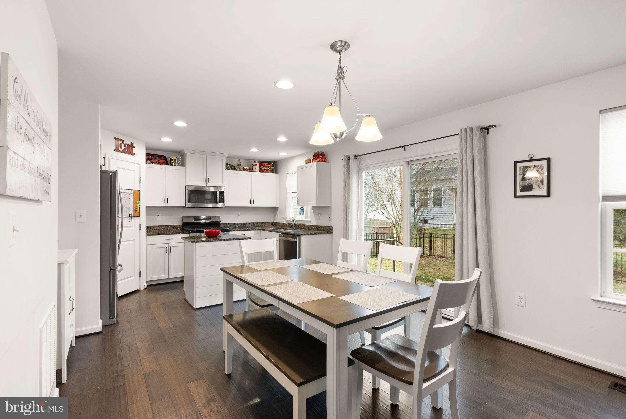 THREE FLAGS - Residential