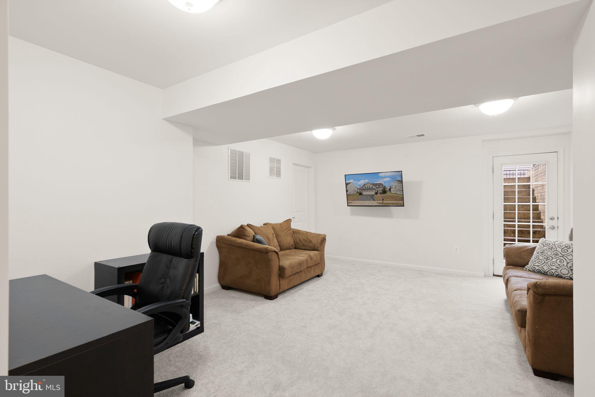 THREE FLAGS - Residential