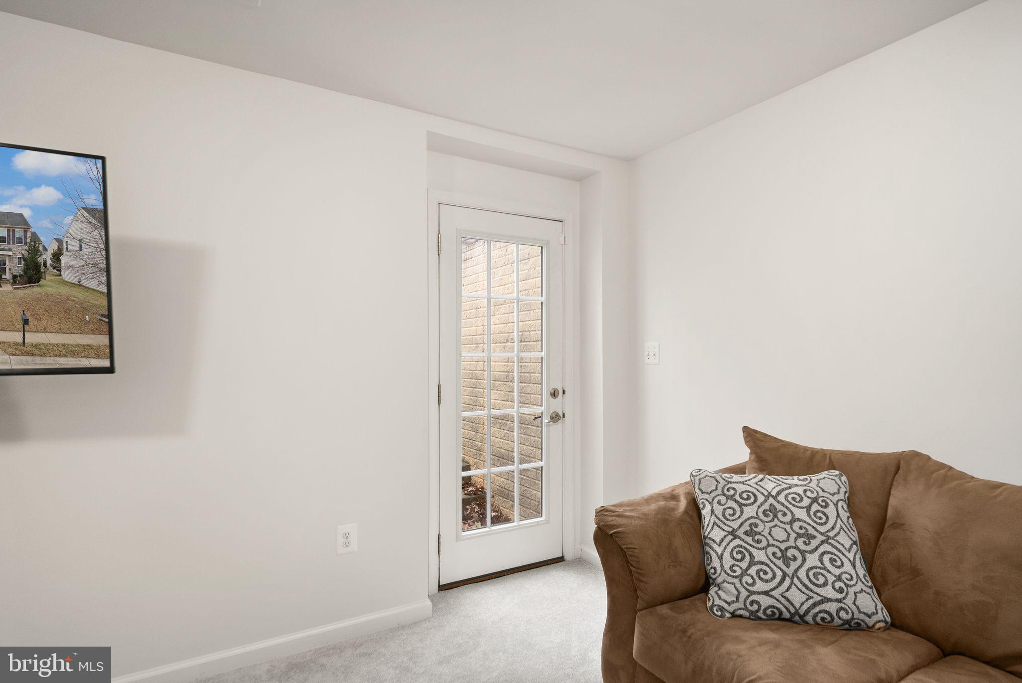 THREE FLAGS - Residential