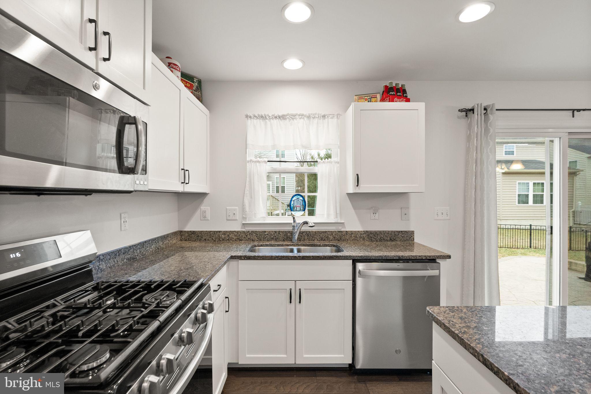 THREE FLAGS - Residential