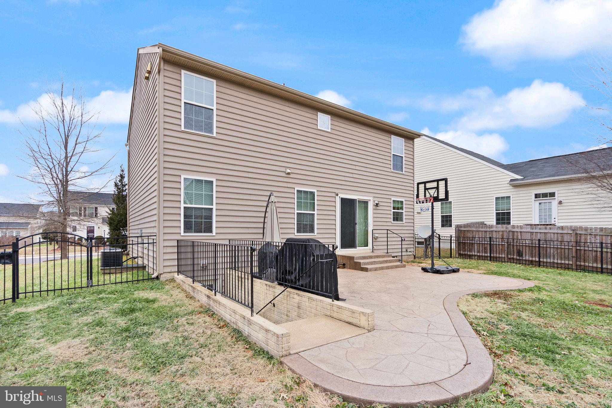 THREE FLAGS - Residential