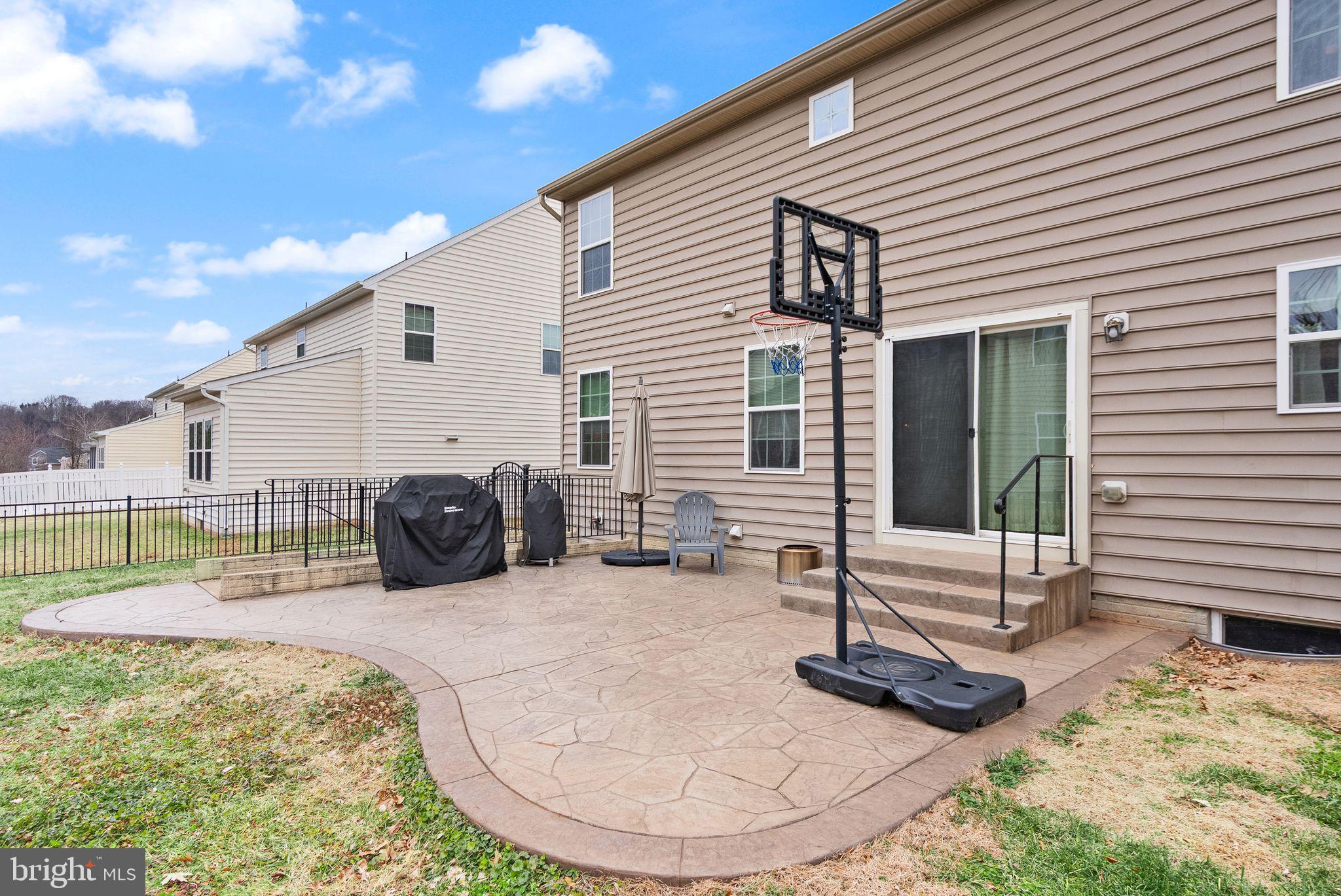 THREE FLAGS - Residential