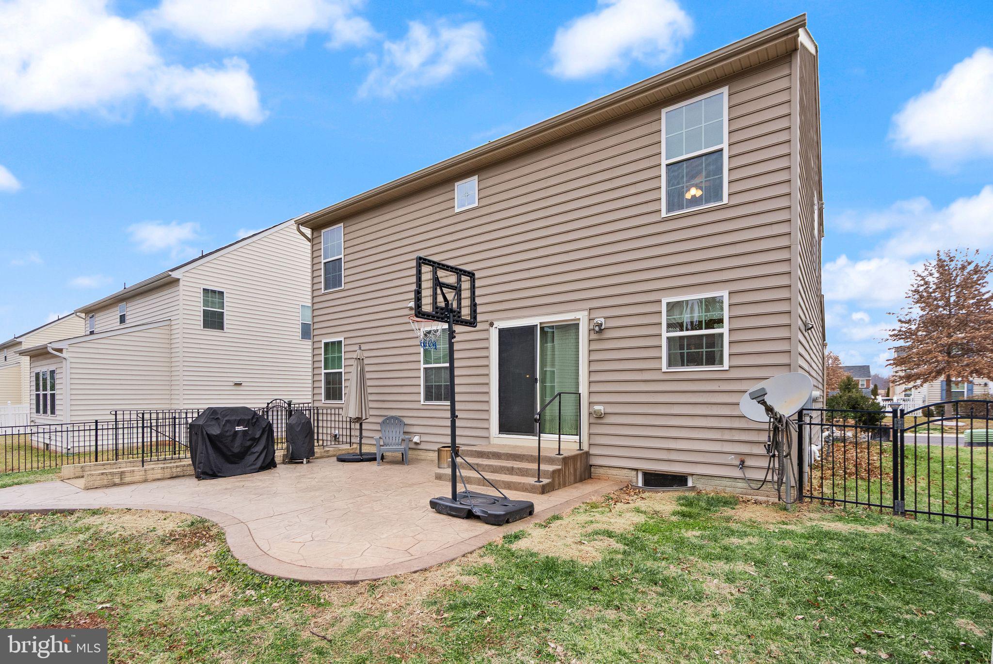 THREE FLAGS - Residential