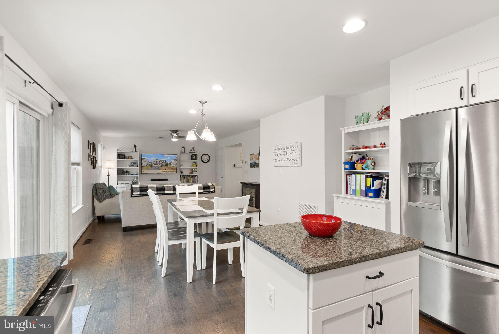 THREE FLAGS - Residential