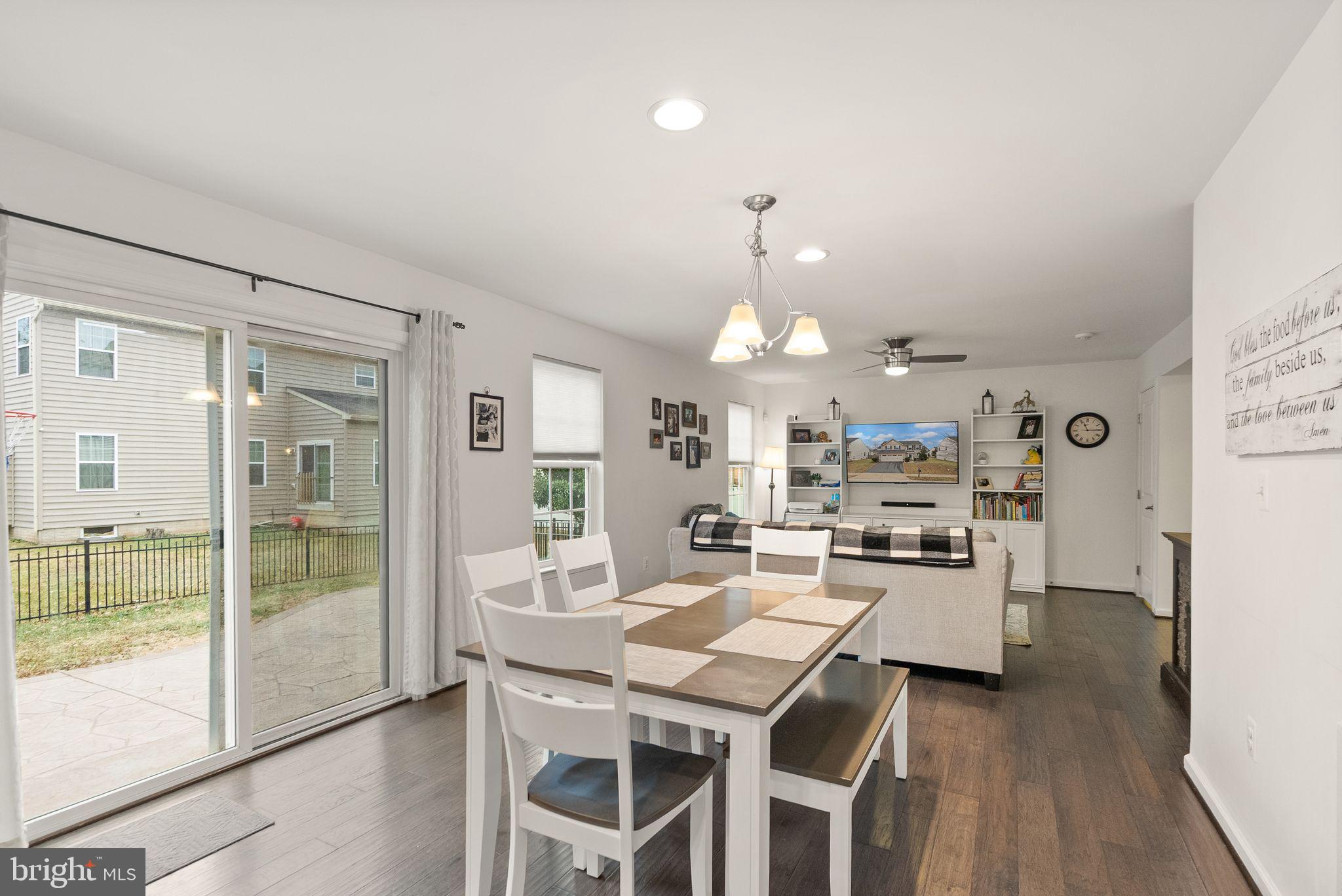 THREE FLAGS - Residential