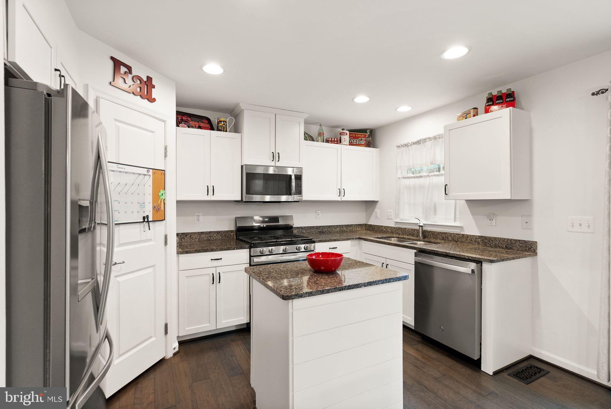 THREE FLAGS - Residential