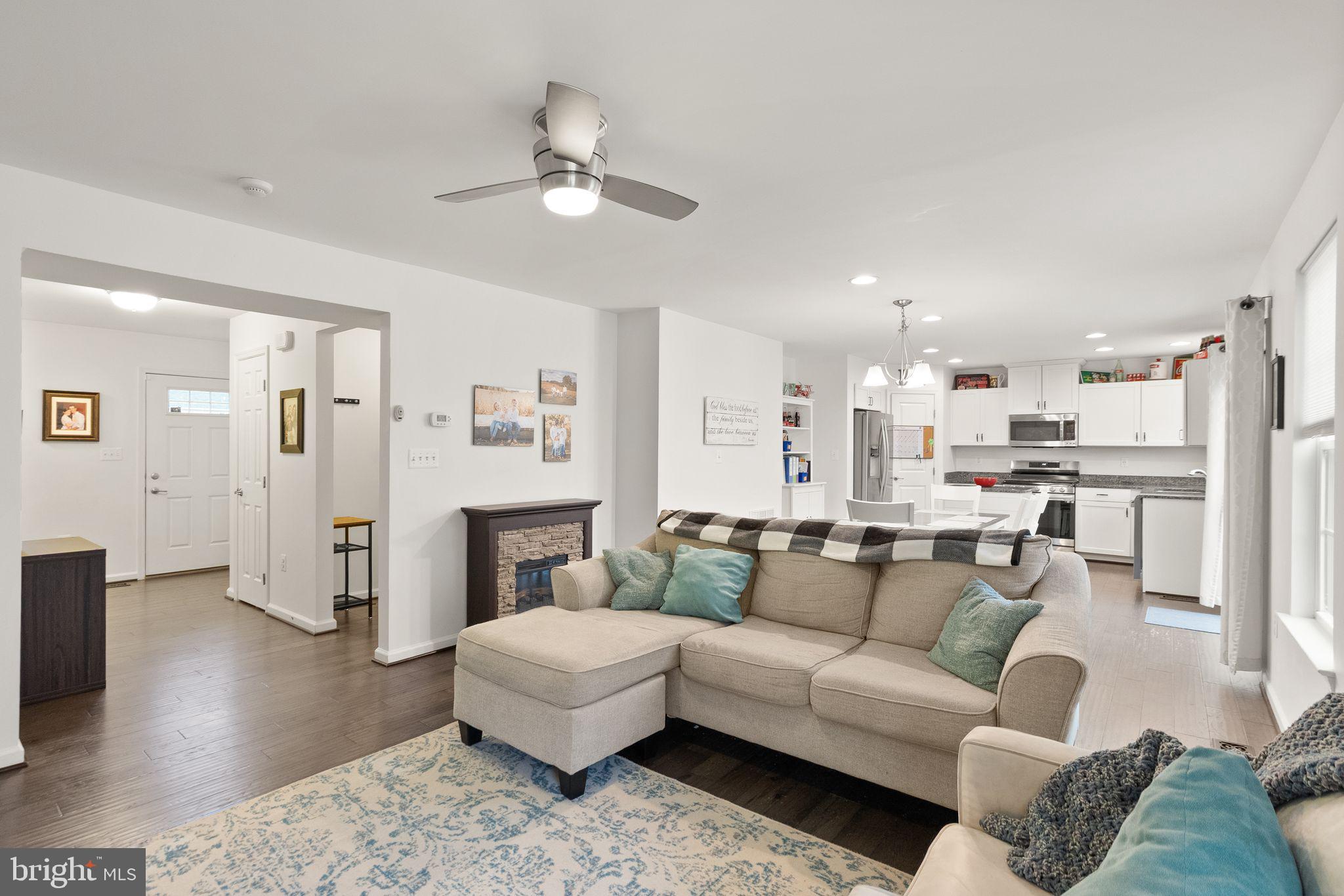 THREE FLAGS - Residential