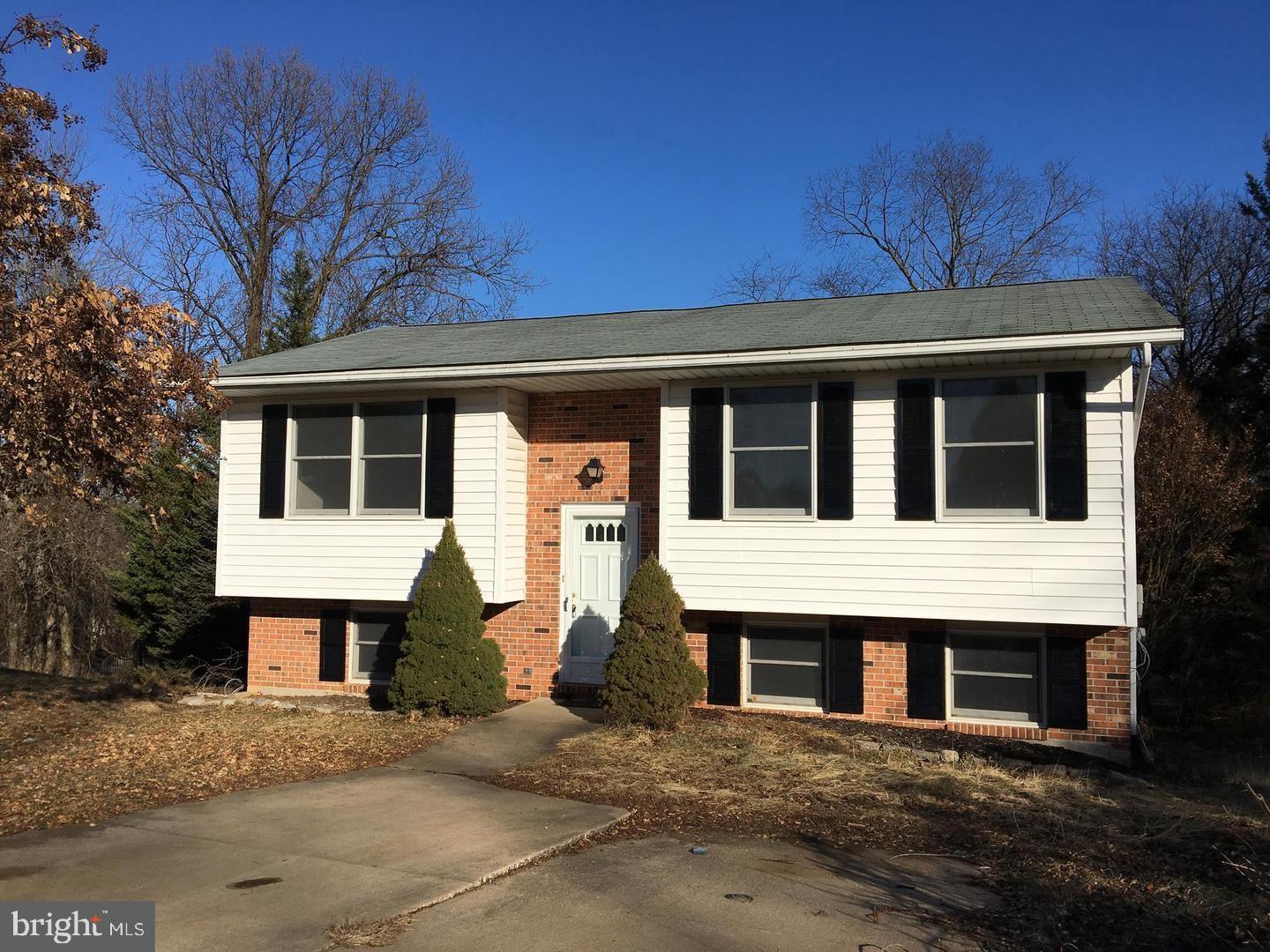 A beautiful detached home at a cul-de-sac location. Freshly renovated with 1) all new kitchen and laundry appliances, 2) new flooring through out, 3) renovated main bathroom 4) fresh paint through out 5) all new doors. The rest of the house was updated in 2018: high end kitchen cabinets with slow stop drawers, sliding doors on both levels, the half bath in the basement, the double level deck and the fence in the backyard.