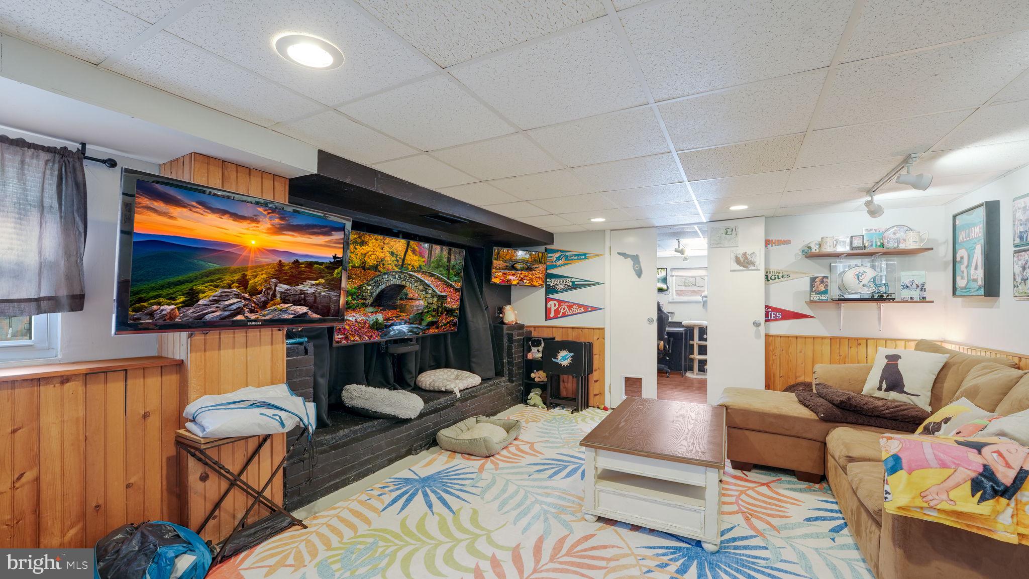 DELMONT MANOR - Residential