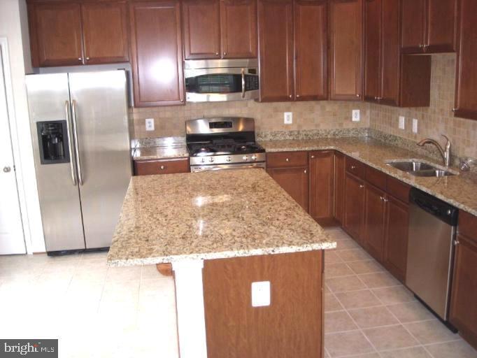 GATEWAY OVERLOOK - Residential Lease