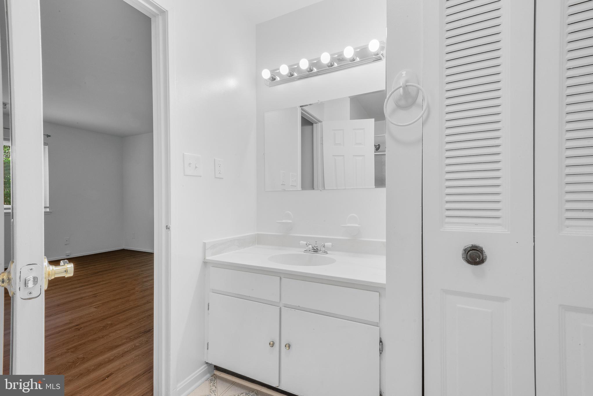 FARMINGDALE - Residential