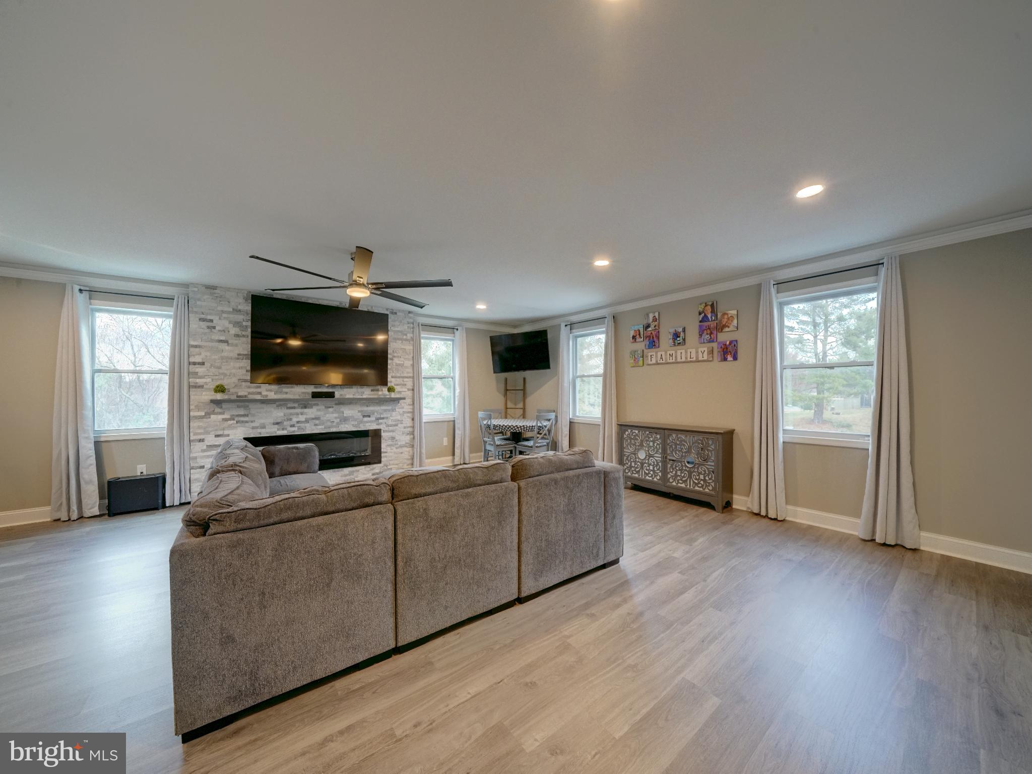 EMERALD VALLEY - Residential