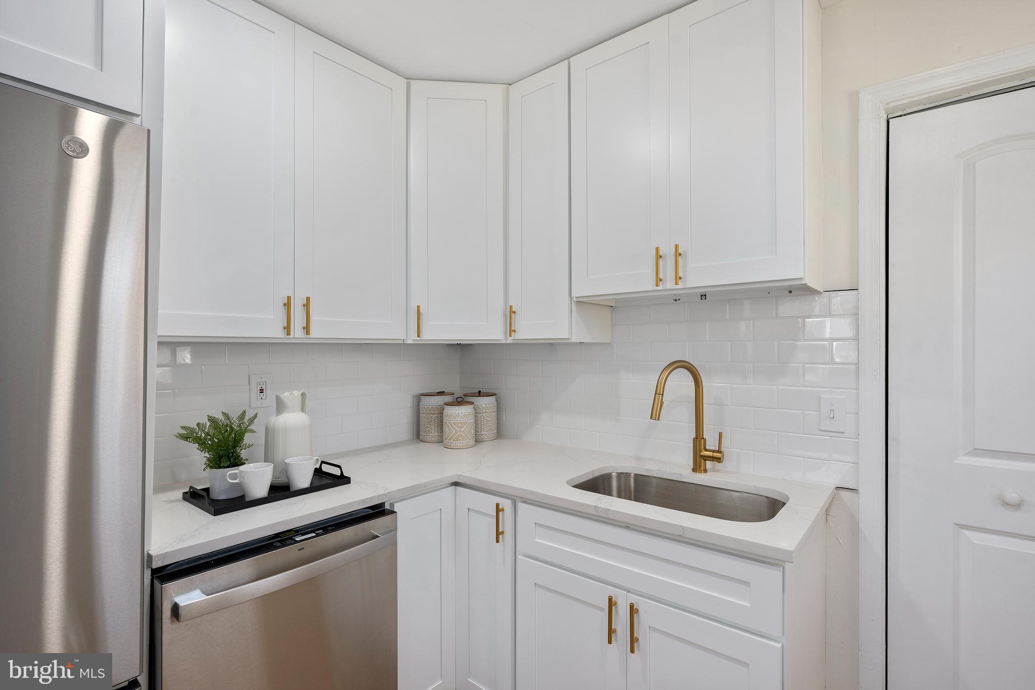 HARRY ROSS PROPERTY - Residential