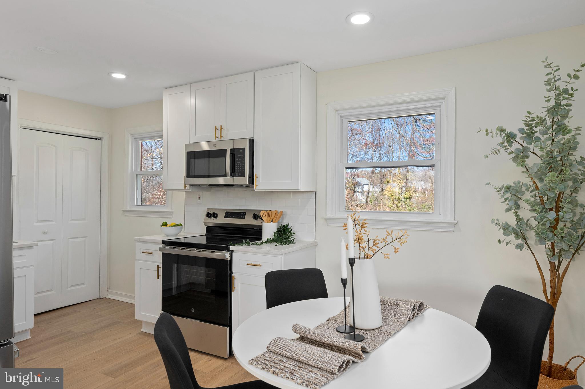 HARRY ROSS PROPERTY - Residential