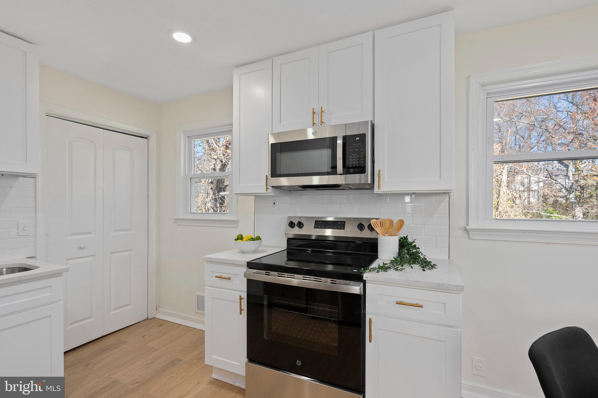 HARRY ROSS PROPERTY - Residential