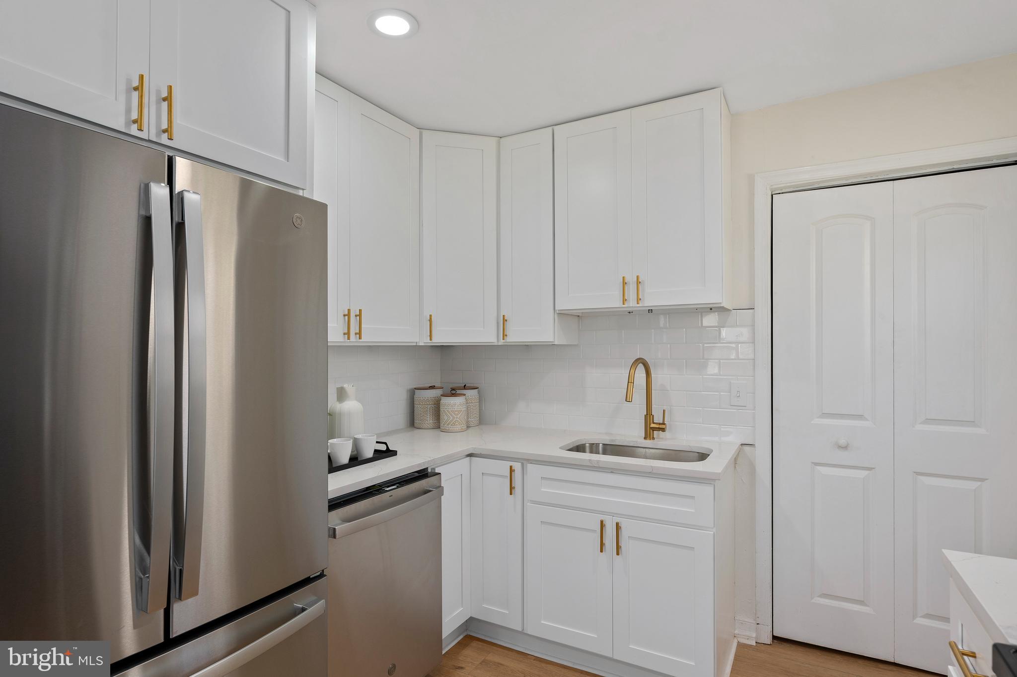 HARRY ROSS PROPERTY - Residential