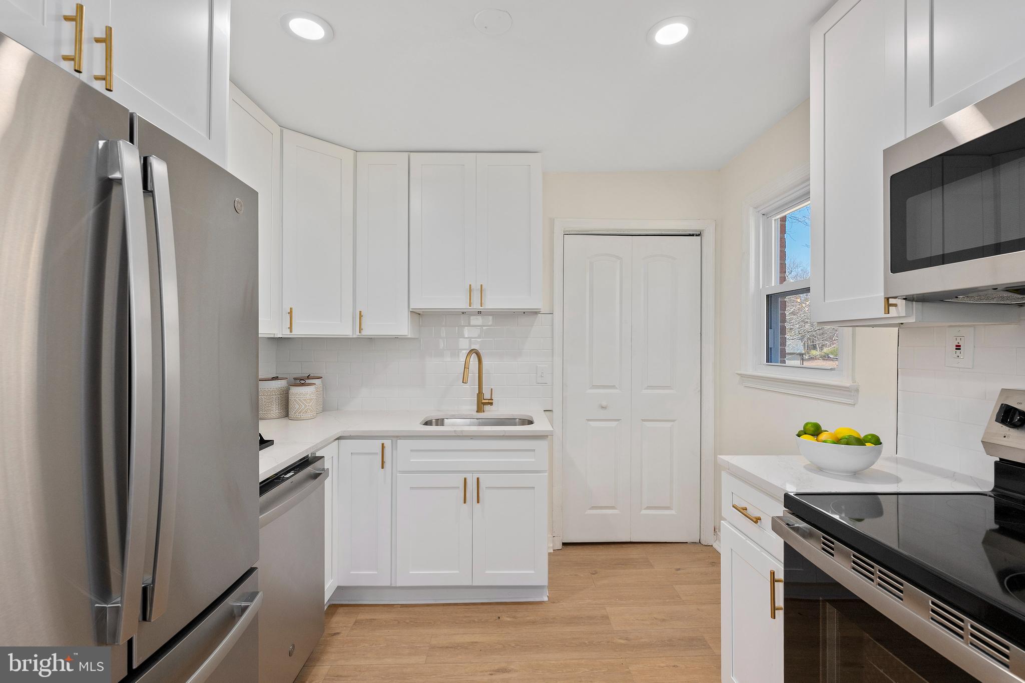 HARRY ROSS PROPERTY - Residential