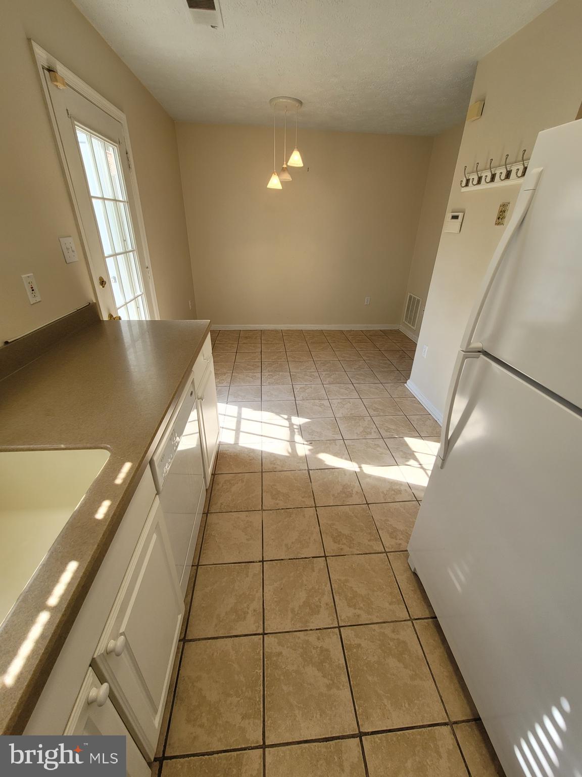 ST CHARLES HAMPSHIRE - Residential Lease