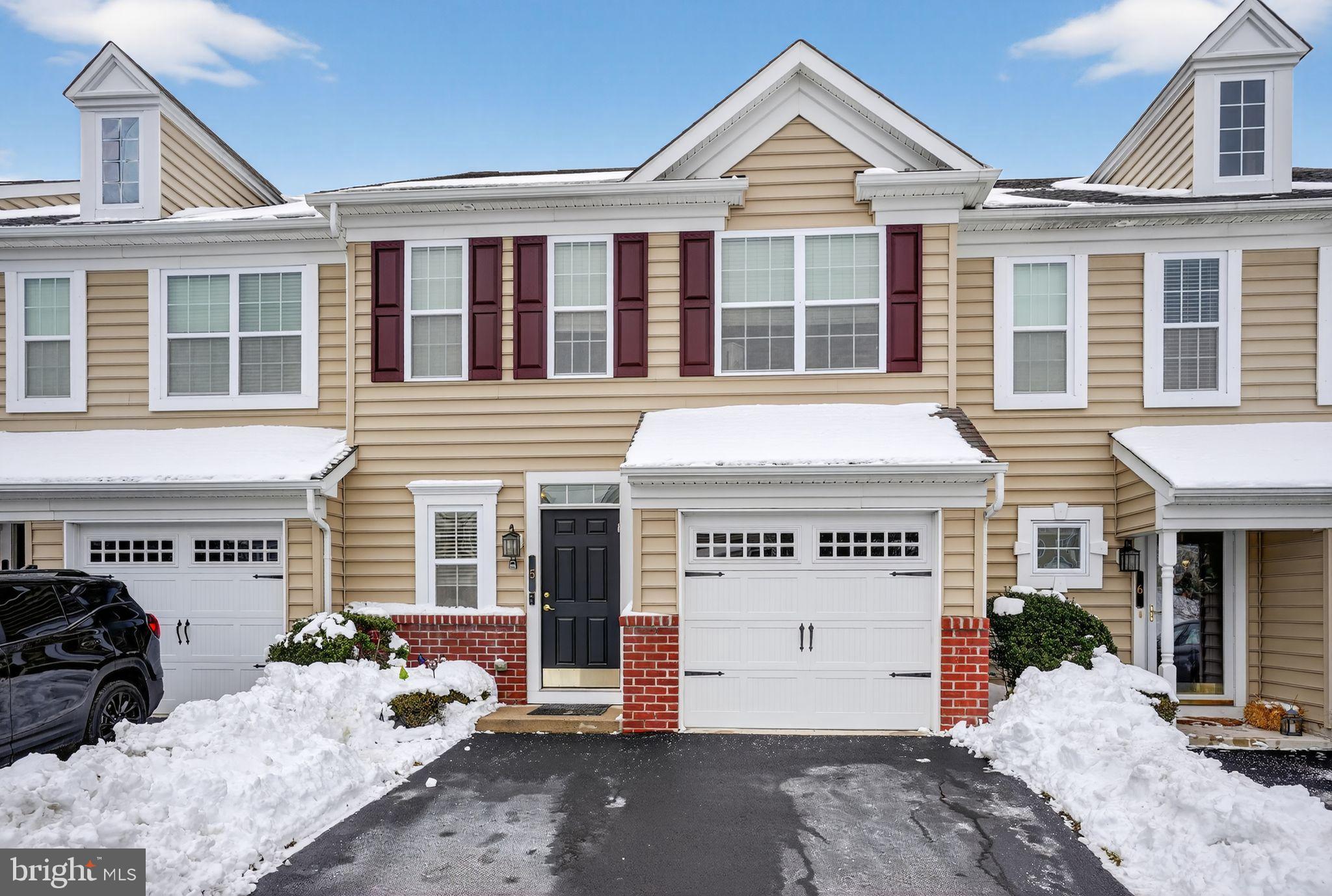 VILL AT COUNTRY VIEW - Residential