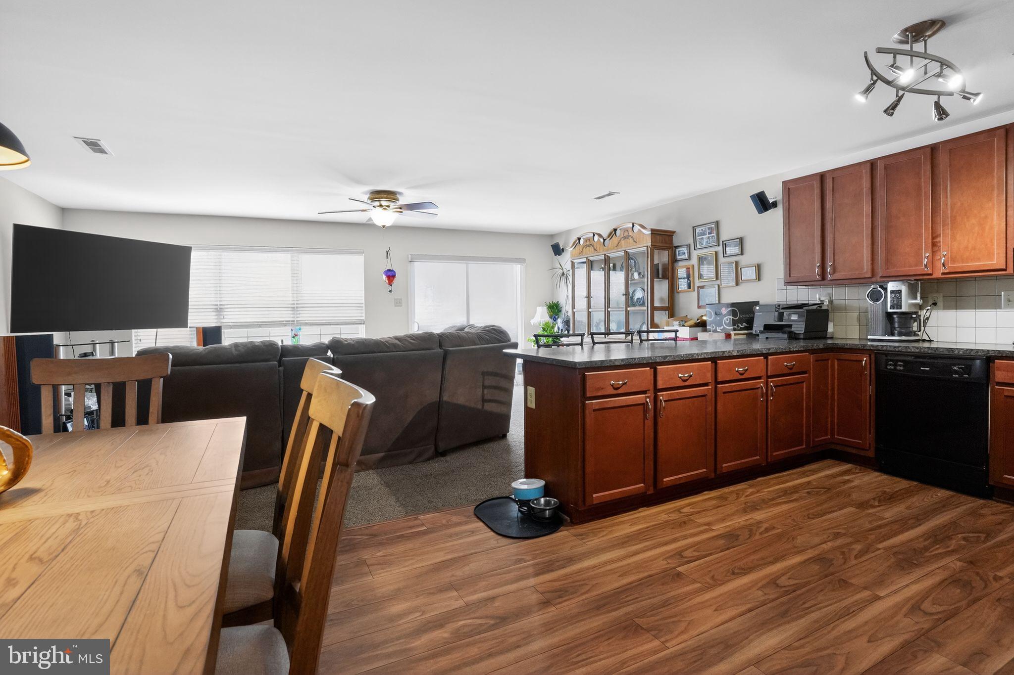 VILL AT COUNTRY VIEW - Residential