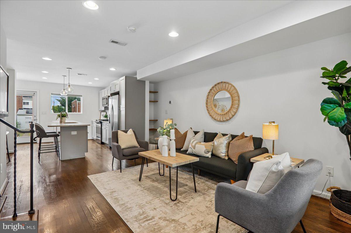 218 33RD NE
