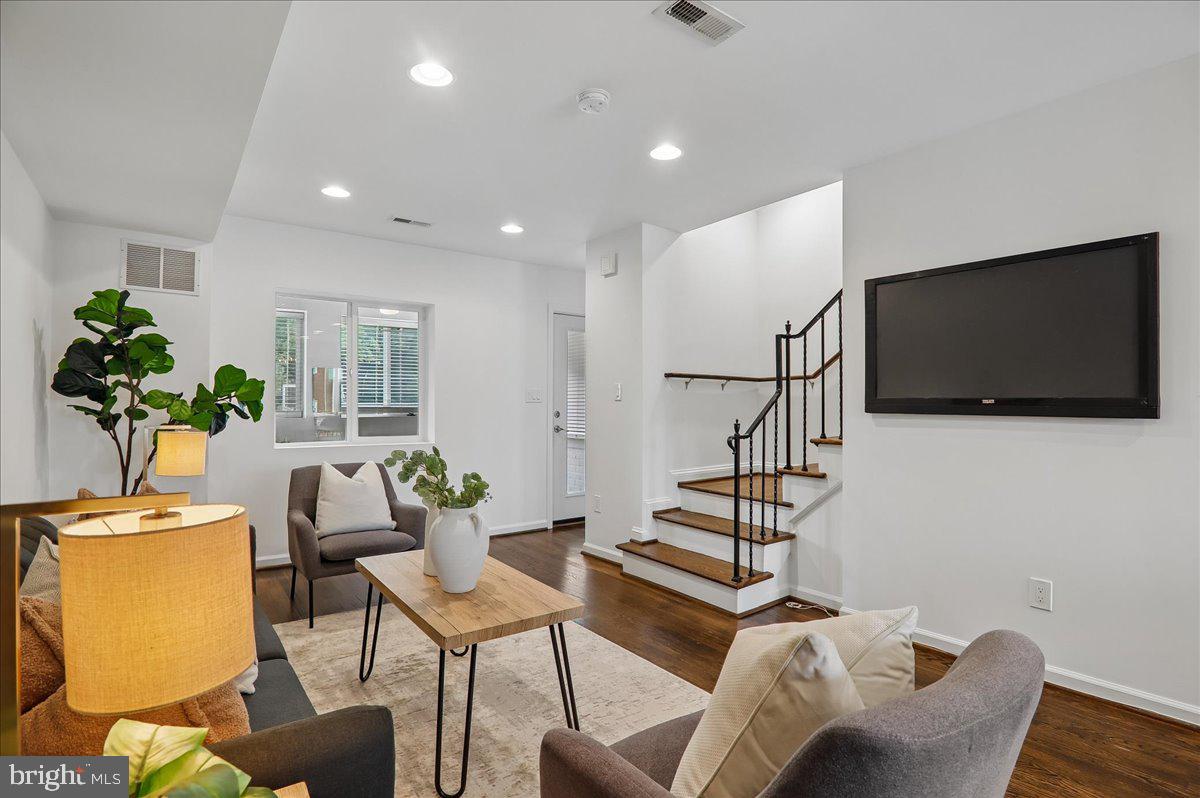 218 33RD NE
