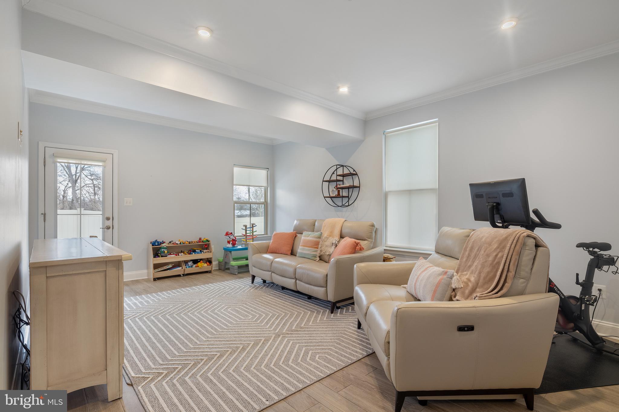 PONDVIEW - Residential