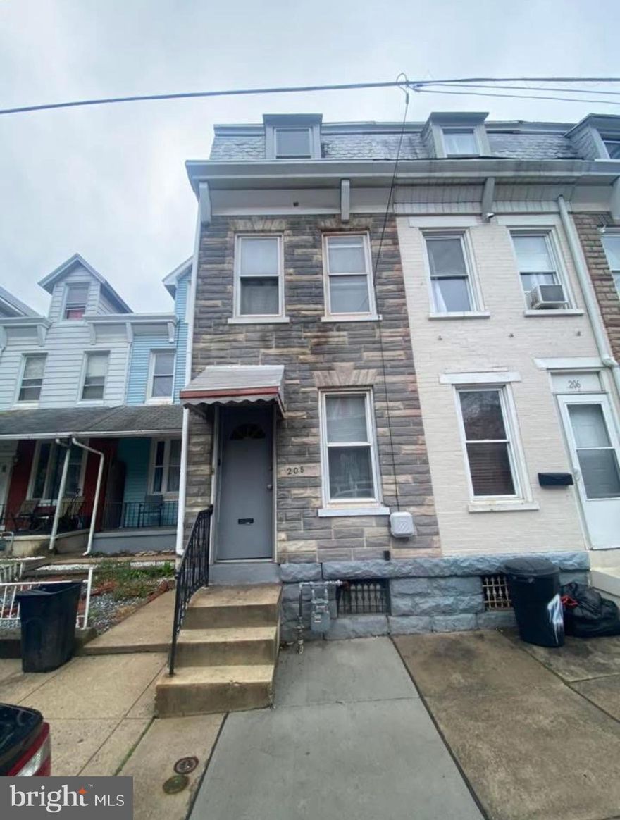 Property in need of minor tlc, perfect as a rental or home owner who wants to get their hands dirty 
4 bed 1 bath