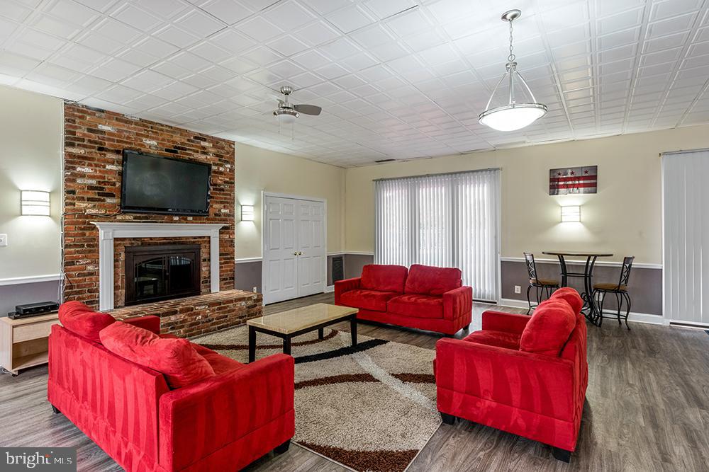 MEADOWS OF CHANTILLY - Residential