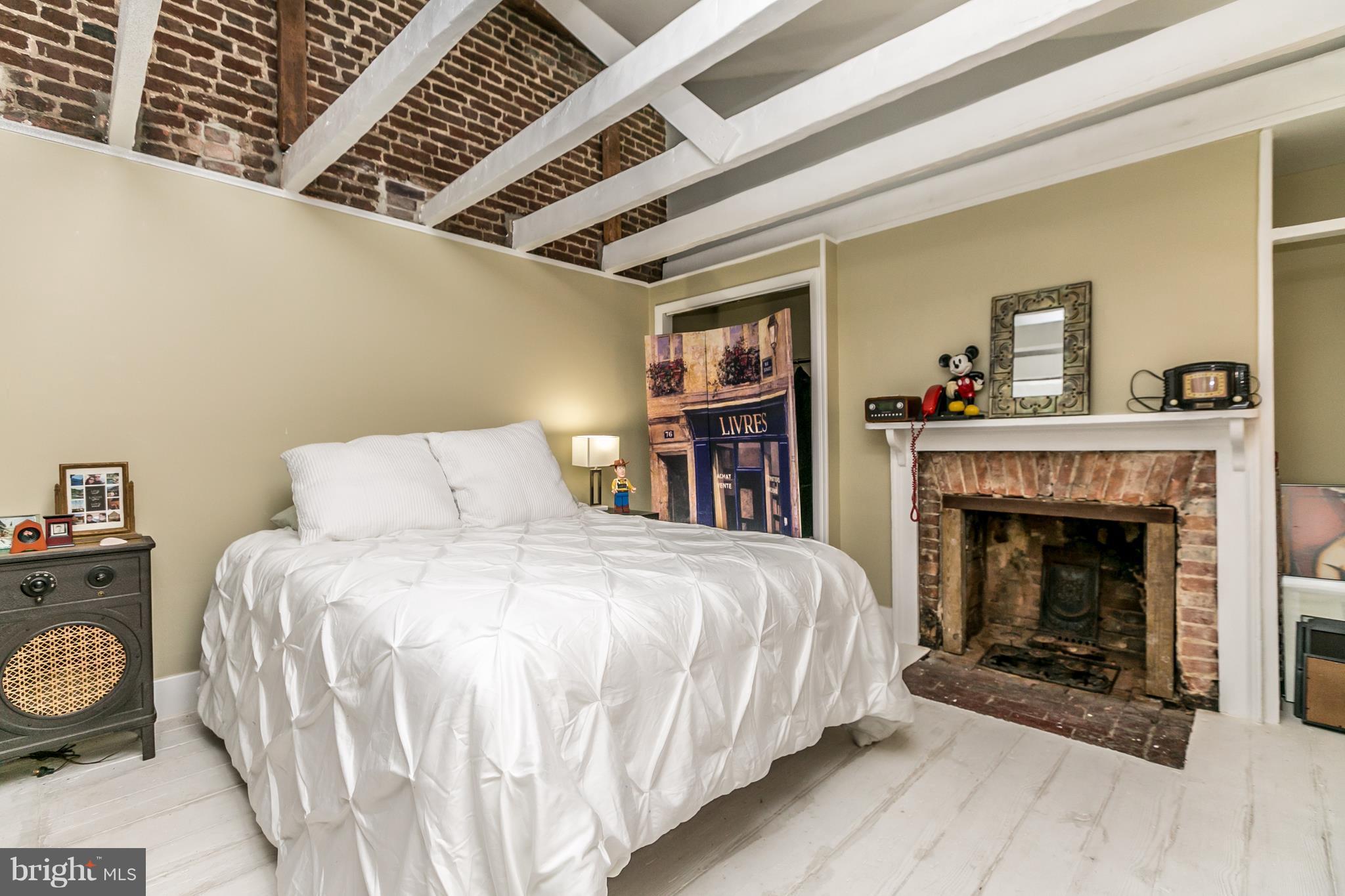 LITTLE ITALY - Residential Lease