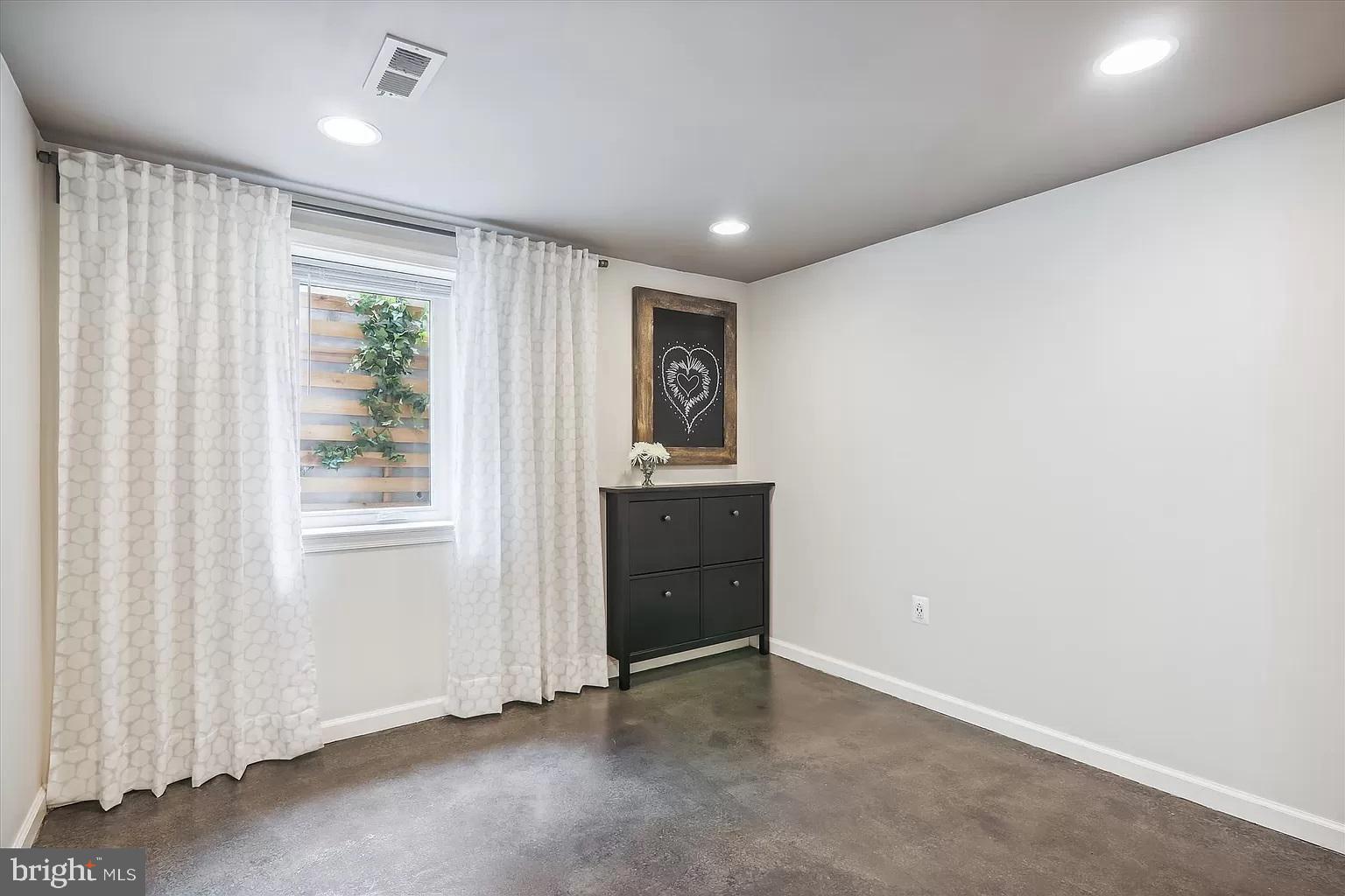 ADELPHI KNOLLS - Residential