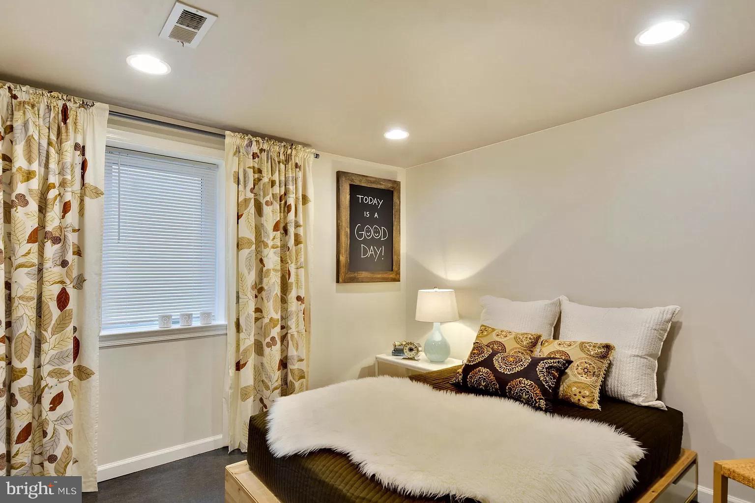 ADELPHI KNOLLS - Residential