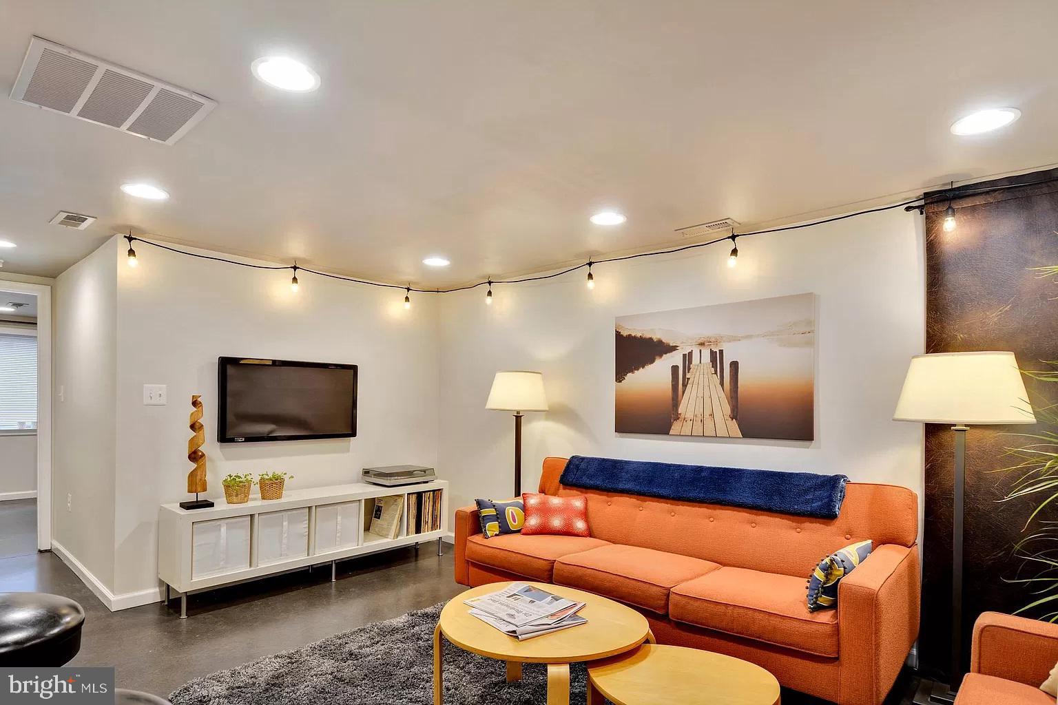 ADELPHI KNOLLS - Residential