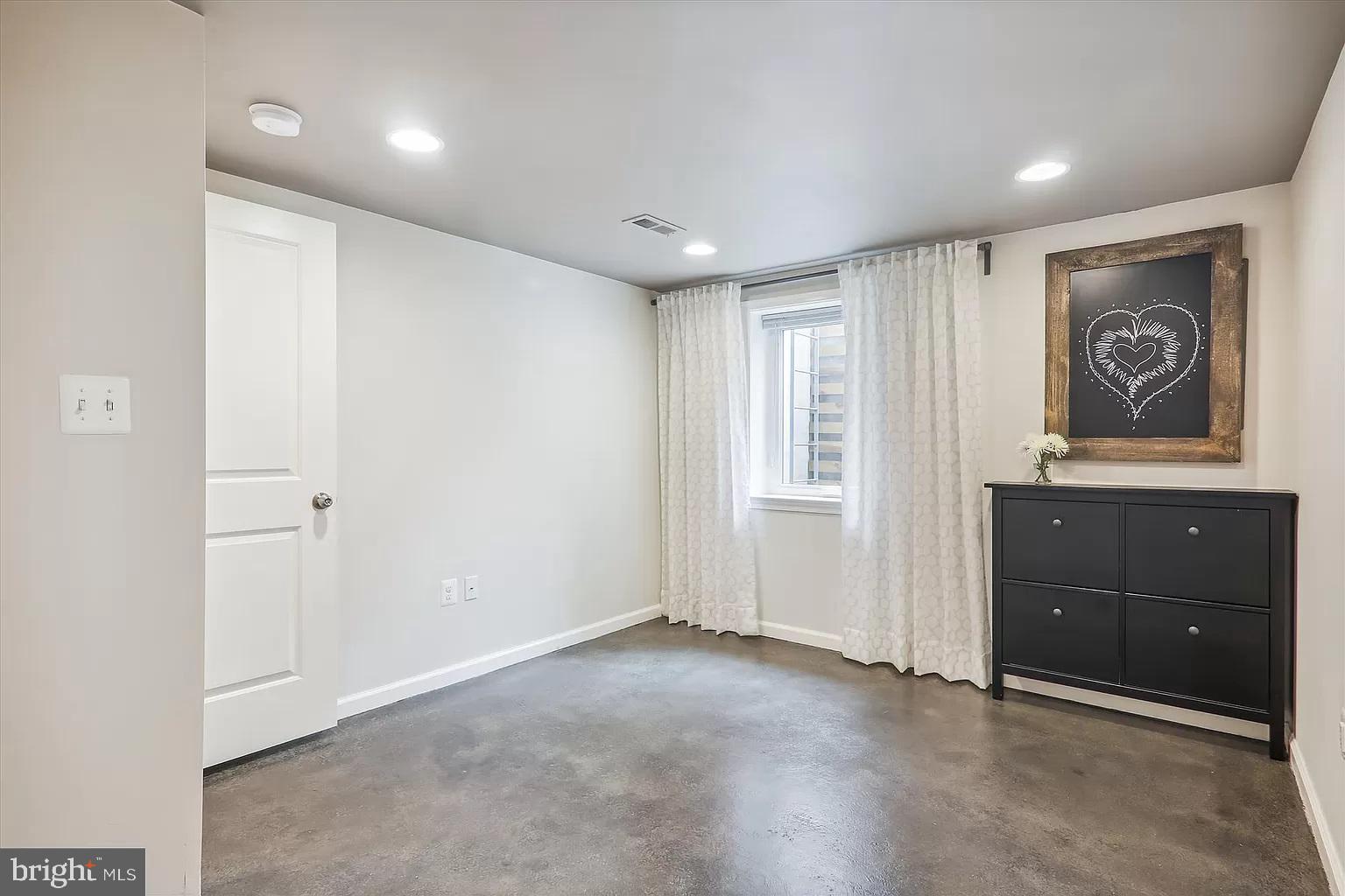 ADELPHI KNOLLS - Residential