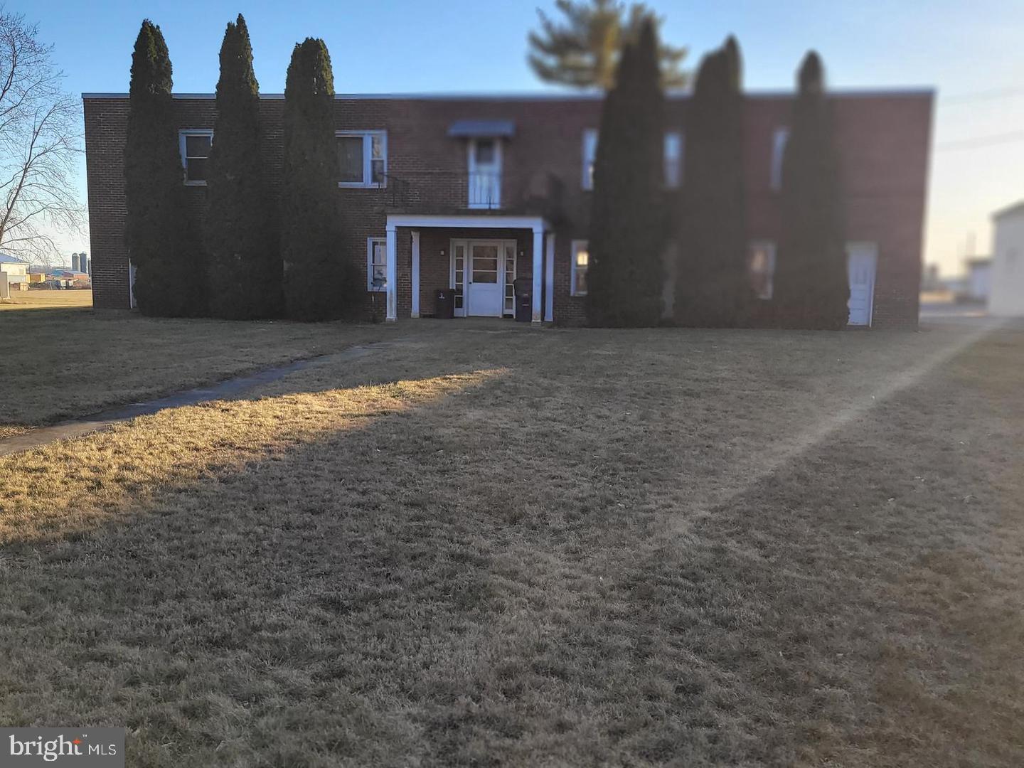 OFFER DEADLINE 5/30/25 7PM
Investors welcome. 2 unit property with garage for each. Property also has 4 other garages used as storage rentals.
Income Potential between $1900-$2000