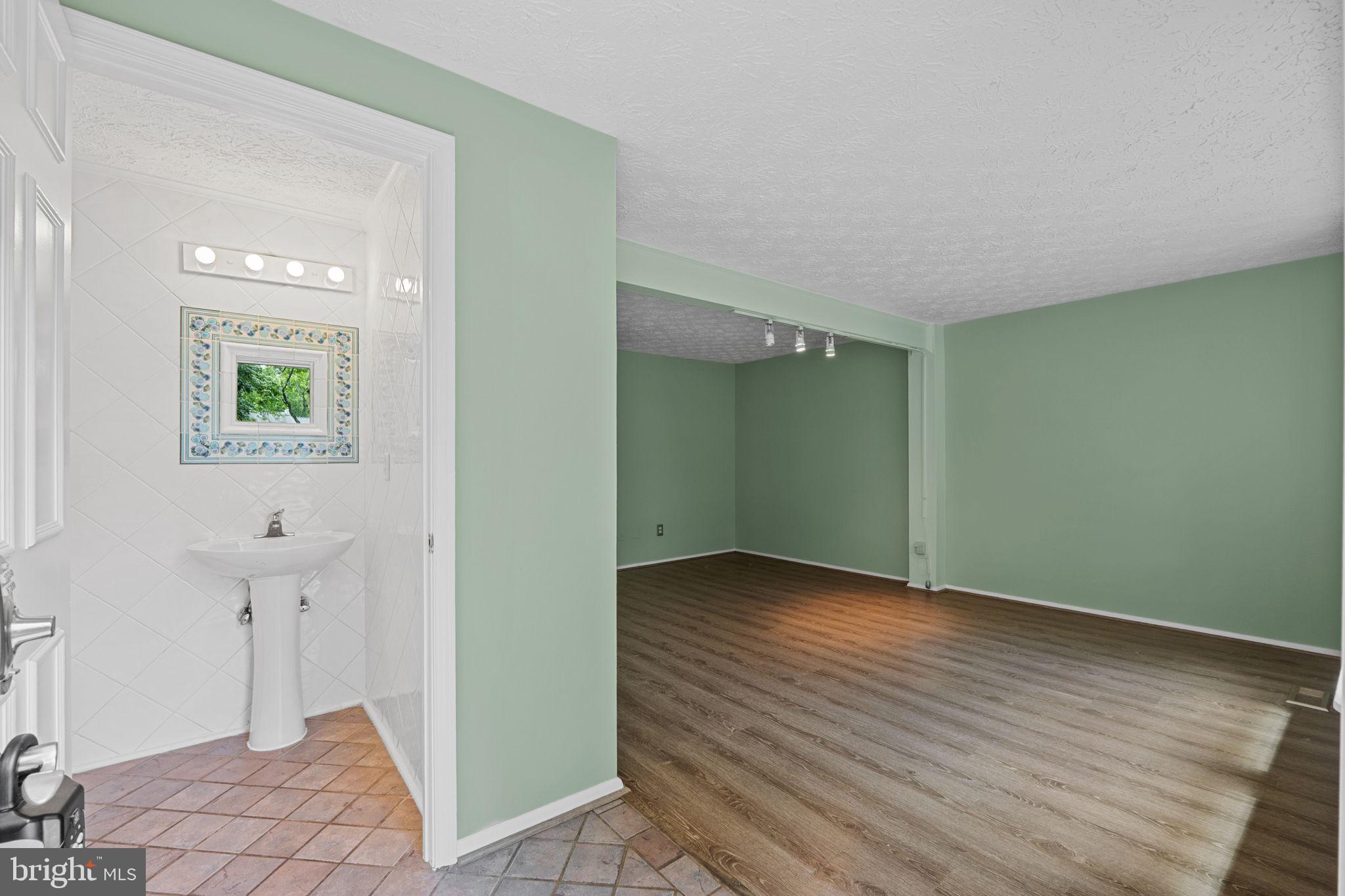 9922 OAKDALE WOODS COURT