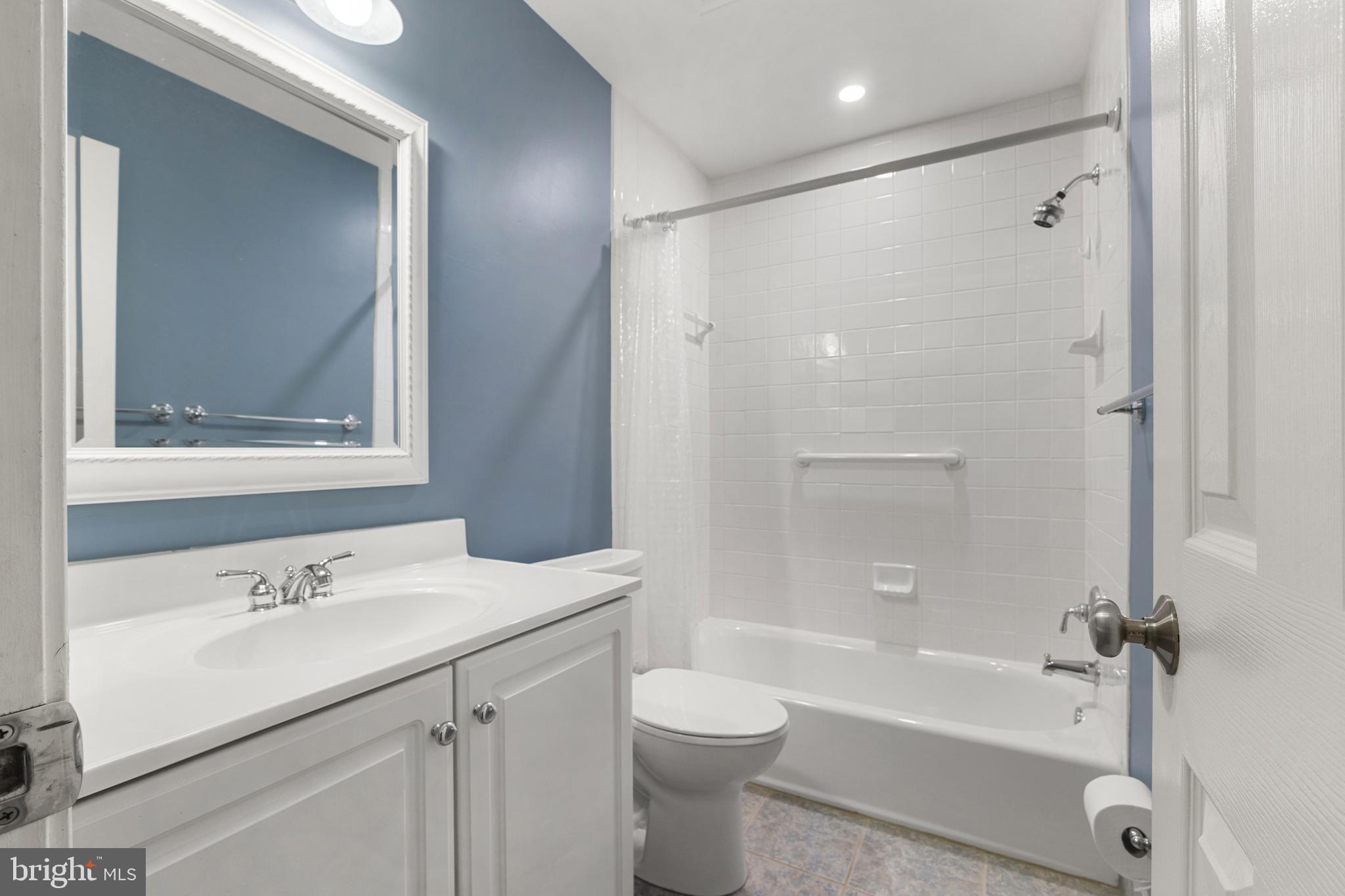 WILLIAMSBURG MANOR NORTH - Residential