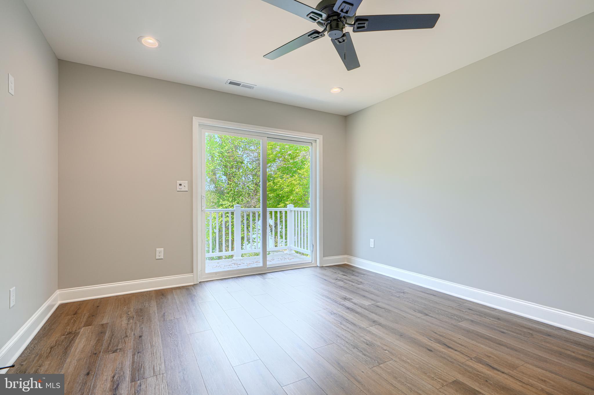 SHORELAND - Residential