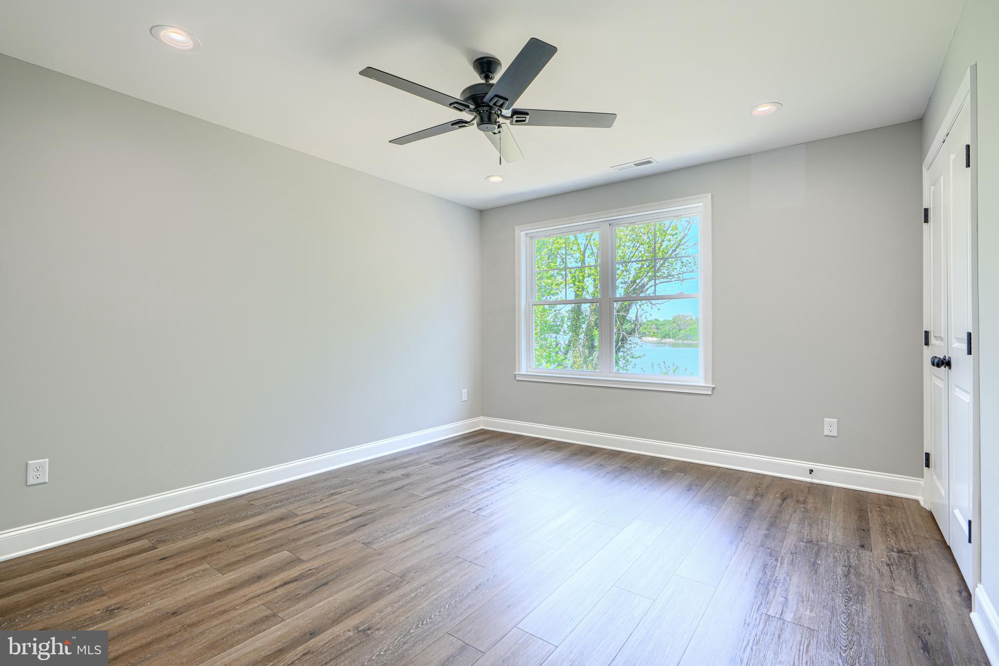 SHORELAND - Residential