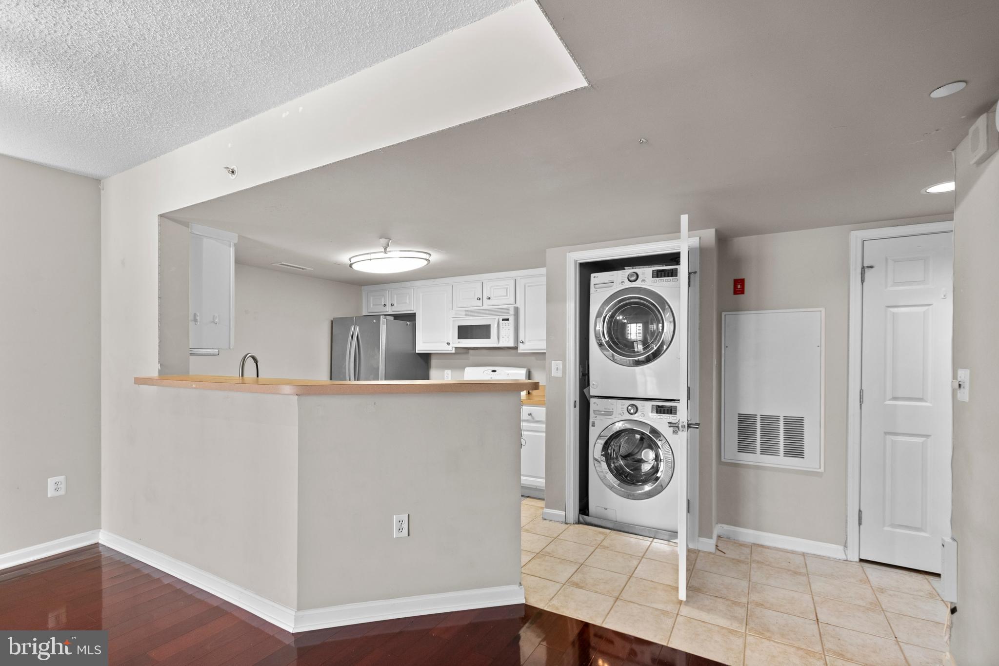 GALLERY AT WHITE FLINT - Residential