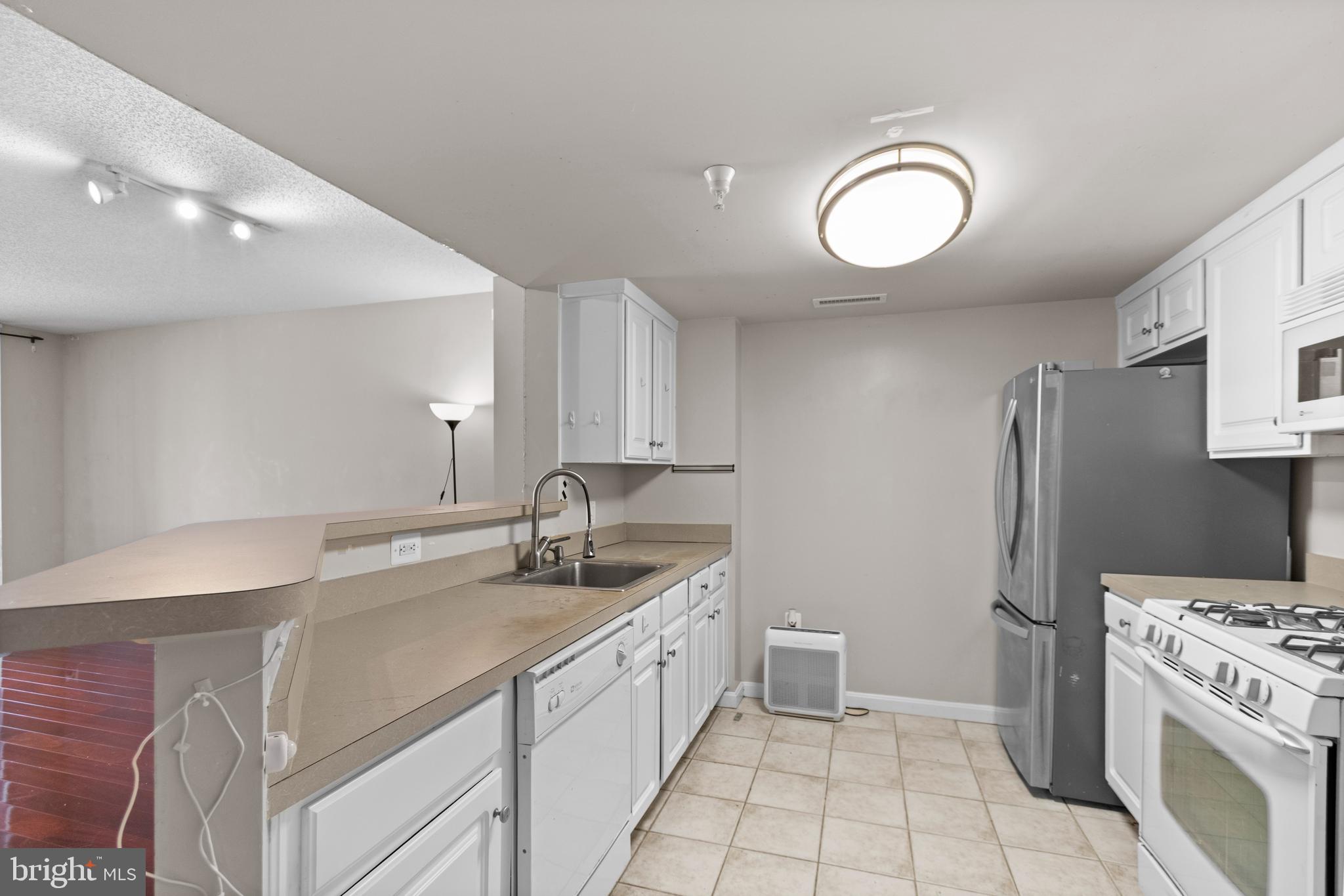 GALLERY AT WHITE FLINT - Residential