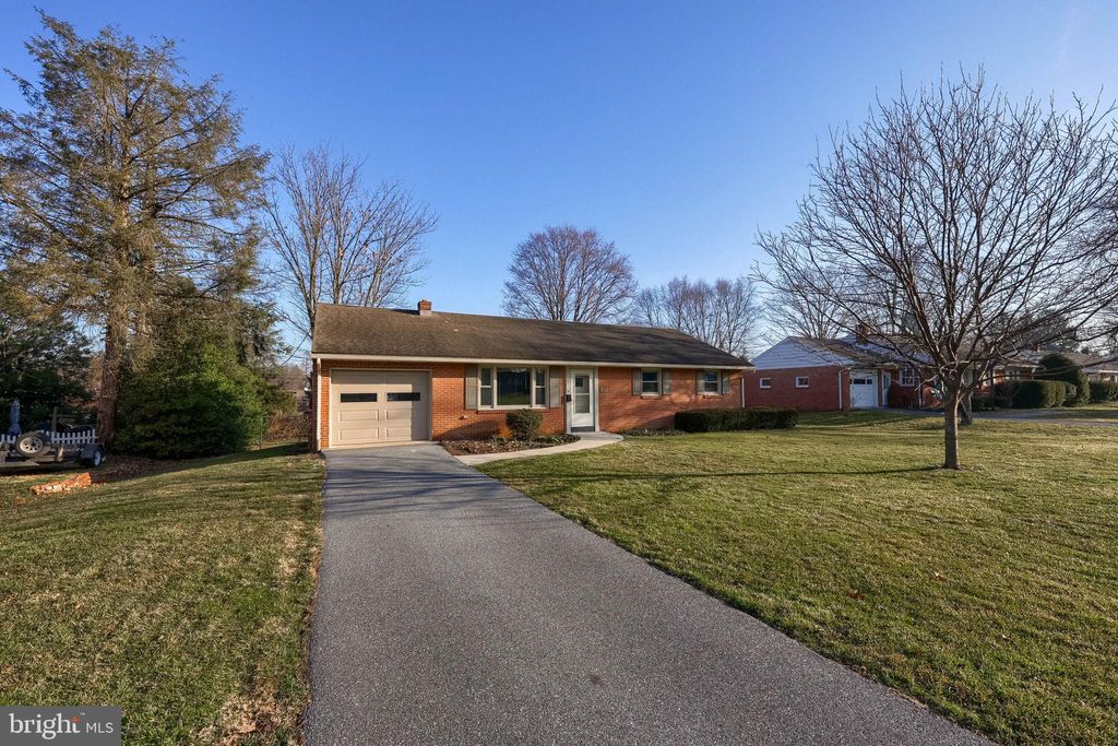 Photo of 299 Rolling Terrace, LEOLA, PA 17540 (MLS # PALA2084310)