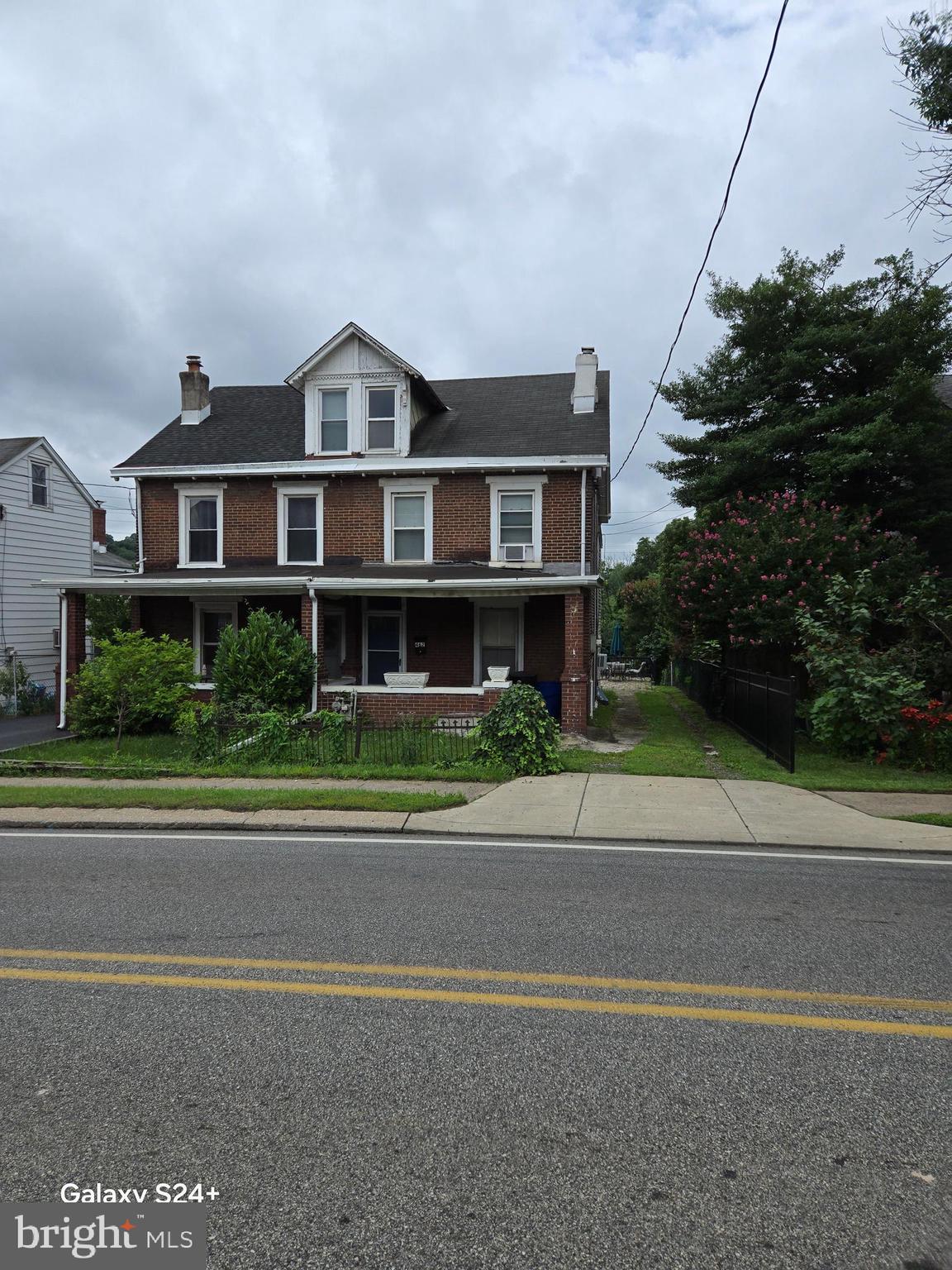 🏡 Beautifully Updated 3-Bedroom Twin Home in Heart of Conshohocken -- Walking Distance to Train & River Trail!
📍 462 New Elm Street, Conshohocken, PA 19428
🛏️ 3 Bed | 🛁 2 Bath | 💰 $2,510/month
Experience the perfect blend of historic charm and modern upgrades in this beautifully renovated twin home located in the heart of vibrant "Conshy"! Walk to 🍽️ Fayette Street's incredible dining scene, 🚊 SEPTA Conshohocken Station, and the 🚴 Schuylkill River Trail. Enjoy easy access to Center City Philadelphia in just 30 minutes by train!
This home is perfectly situated in one of Montgomery County's most beloved downtowns, known for its ✨ diverse restaurants, historic taverns, and unique shops. Just 15 miles from Philadelphia with convenient access to I-76 and surrounded by 🌊 60+ miles of scenic trail system.
🛠️ Features You'll Love:
🔑 Recently updated throughout with modern finishes
🌞 Bright, open living spaces with hardwood charm
🍽️ Updated kitchen featuring:
• White subway tile backsplash
• New solid surface countertops
• Modern appliances
• Fresh flooring
🛌 Three spacious bedrooms including:
• Reconfigured second floor with 2 large bedrooms
• Bonus room perfect for home office, gym, or playroom
• Spacious third bedroom on third level
🛁 Full bathroom pedestal sink
🚻 Convenient powder room on main floor
🏠 Additional Highlights:
📦 Ample storage throughout
🧺 Washer and dryer included (as-is condition)
❄️ Refrigerator included
🌿 Charming front porch perfect for relaxing
🌱 Private backyard for outdoor enjoyment and entertaining
🚗 Off-street parking included
📍 Location Highlights:
Steps from 🍕 Fayette Street's amazing restaurants including 🍝 Trattoria Totaro, 🥪 Deli On 4th, and 🎭 The Gypsy Saloon! Walk to 🚊 Conshohocken SEPTA Station, 🛍️ unique boutiques like Sanctuary Blu, and enjoy direct access to the 🌊 Schuylkill River Trail connecting Valley Forge to Philadelphia!
📅 Schedule your showing today and make 462 New Elm Street your new home!
🐕🐱 Pet-Friendly: Dogs and cats welcome up to 20 lbs., subject to pet application and approval