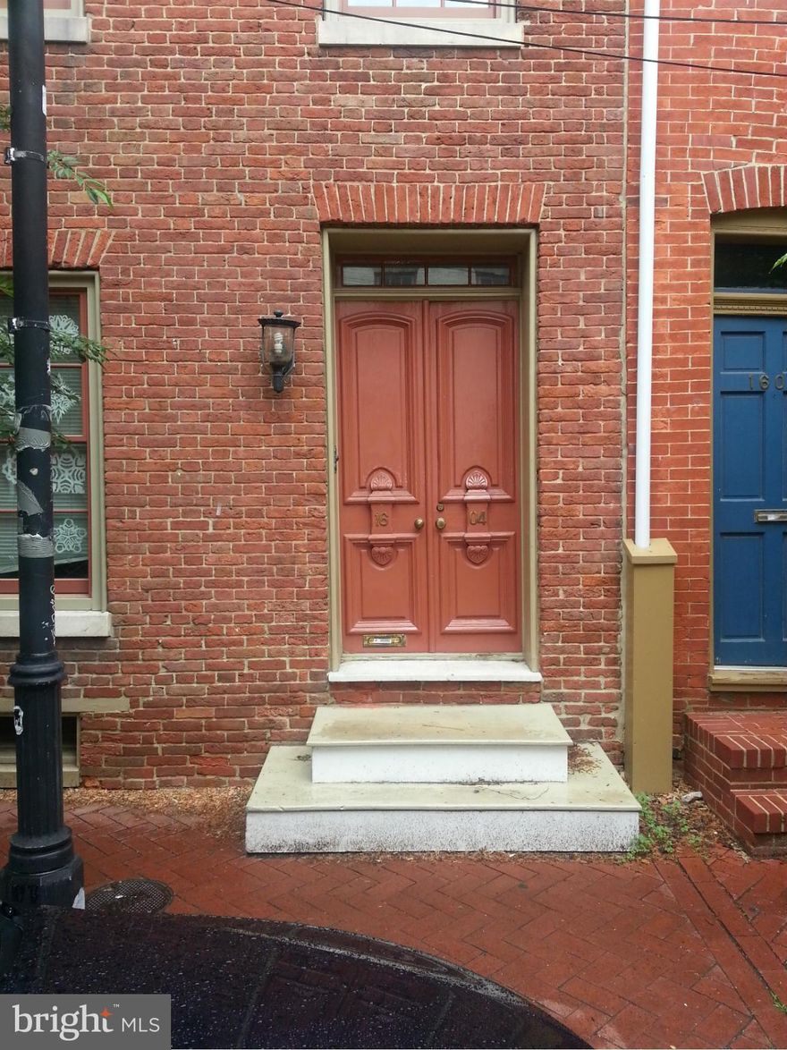LOVELY AND QUAINT THIS 2 BEDROOM 1 BATH APARTMENT SITS IN THE HEART OF THE FELLS POINT HISTORIC DISTRICT. CONVENIENT TO ALL THINGS FELLS POINT.  IT IS AN EASY WALK TO THE JOHNS HOPKINS MEDICAL COPMPLEX AND AN EVEN EASIER SHUTTLE RIDE TO THAT DESTINATION.  ELIGIBLE FOR PERMIT PARKING.