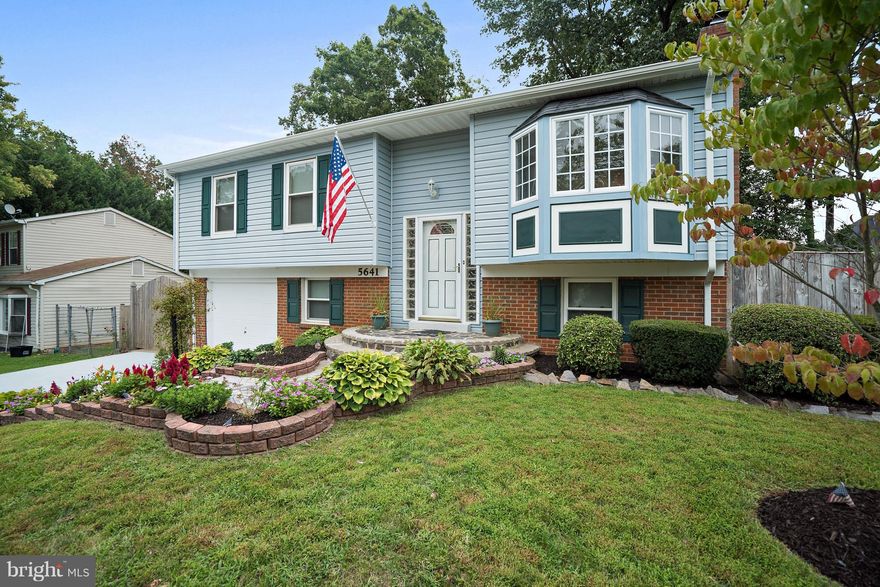 Buyer failed to settle...Back on Market...EXCELLENT location! Walk to shopping center nearby w/Safeway, banks & restaurants. New architectural roof & skylights, fresh paint, new gutters w/guards. Kitchen with S/S appliances, master suite w/walk-in closet/jacuzzi/sep stand shower. Fenced in yard w/gates, garage w/MyQ opener, 3lvl composite deck. Finished Bsmt w/wood FP