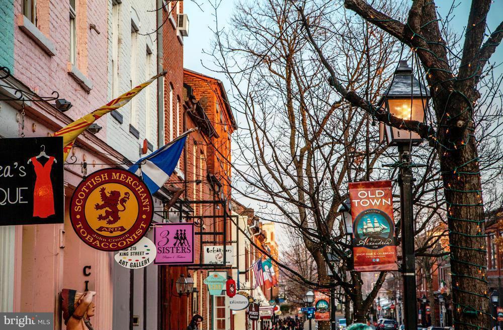 HUNTINGTON MEWS - Residential Lease