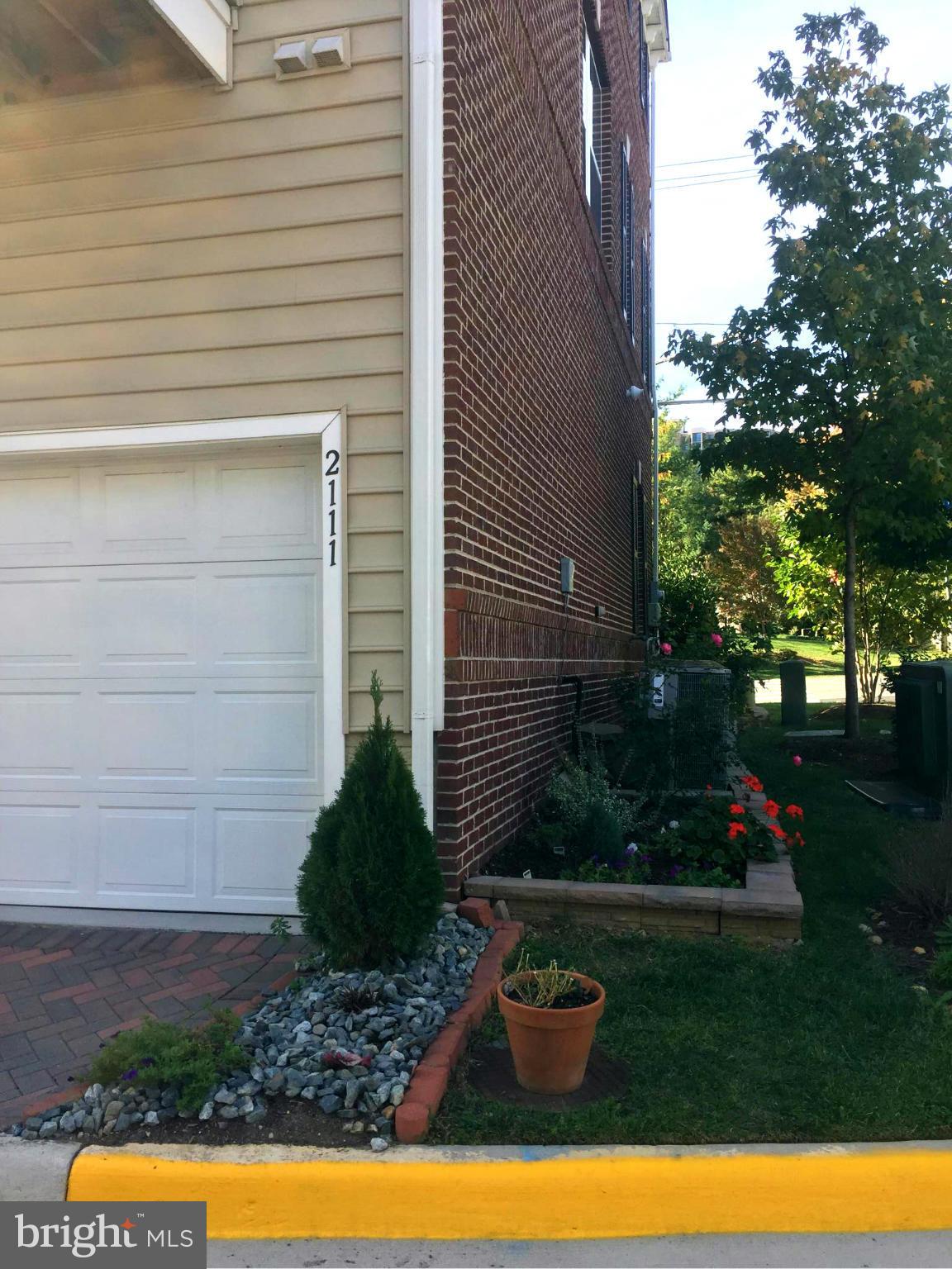 HUNTINGTON MEWS - Residential Lease