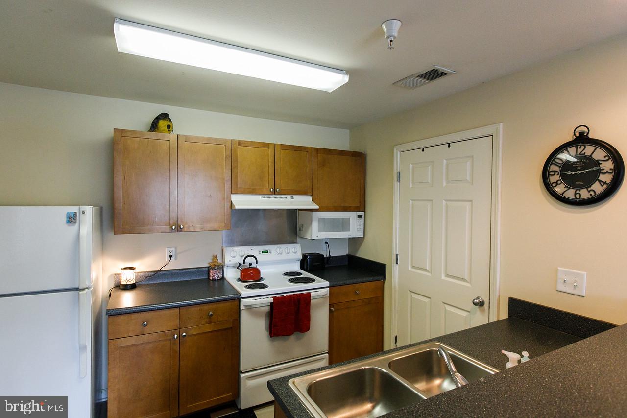 157 YELLOWSTONE DRIVE 208