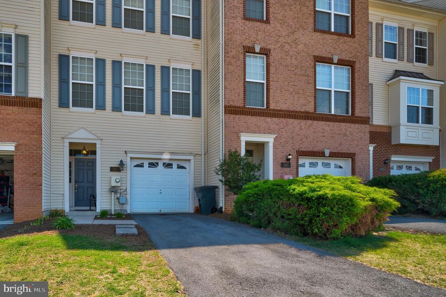 This town home offers 1849 sq. ft. of living space in a community that offers pool, clubhouse, tennis courts, and walking/jogging trails.  Recreation room/ family room in lower level.  Second level consist of kitchen with SS appliance, Cherry cabinets, pantry, island, bar, recessed lighting, and eat in kitchen.  Open bright spacious dining/living combo. with crown molding.  Master bedroom has vaulted ceiling with ceiling fan, full bath with garden tub, separate shower, and double vanity.  Two additional bedrooms, laundry,  and full bath on the third level.  Fenced yard, one car garage, and more!