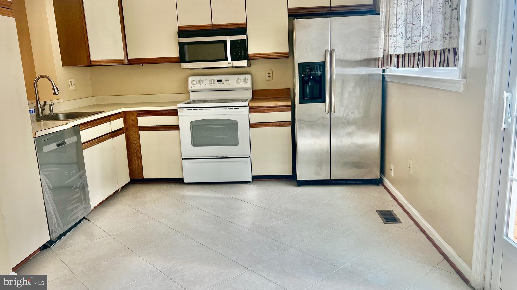 SILVER SPRING CNTRY CLUB - Residential Lease